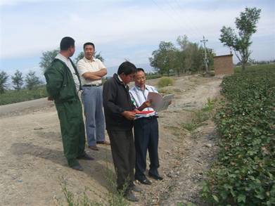 06年公司技術員在當地植保技術員在試驗地交流.jpg